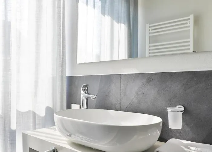 Como Lake Suites