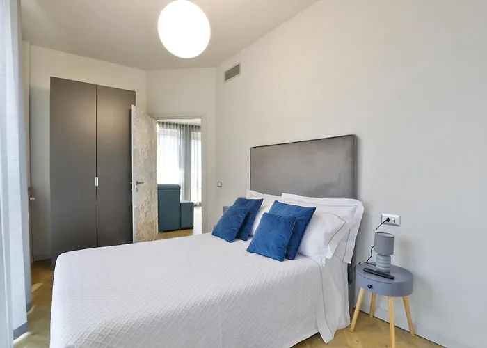 Como Lake Suites *